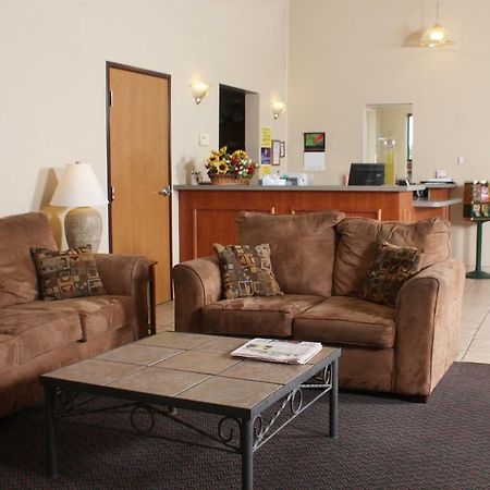 Centerstone Inn & Suites Carlyle Екстериор снимка