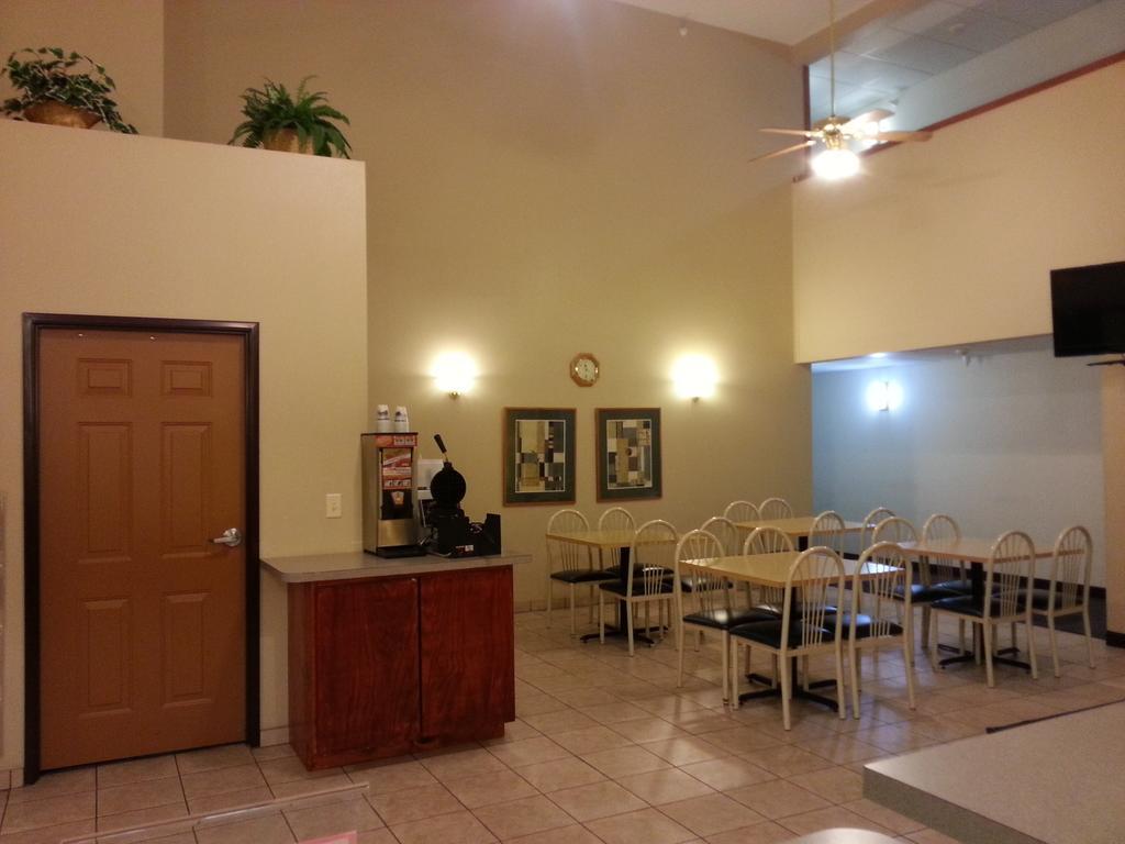Centerstone Inn & Suites Carlyle Екстериор снимка