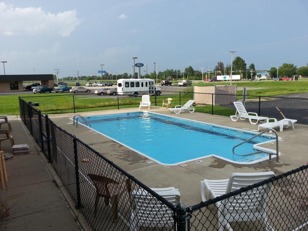 Centerstone Inn & Suites Carlyle Екстериор снимка