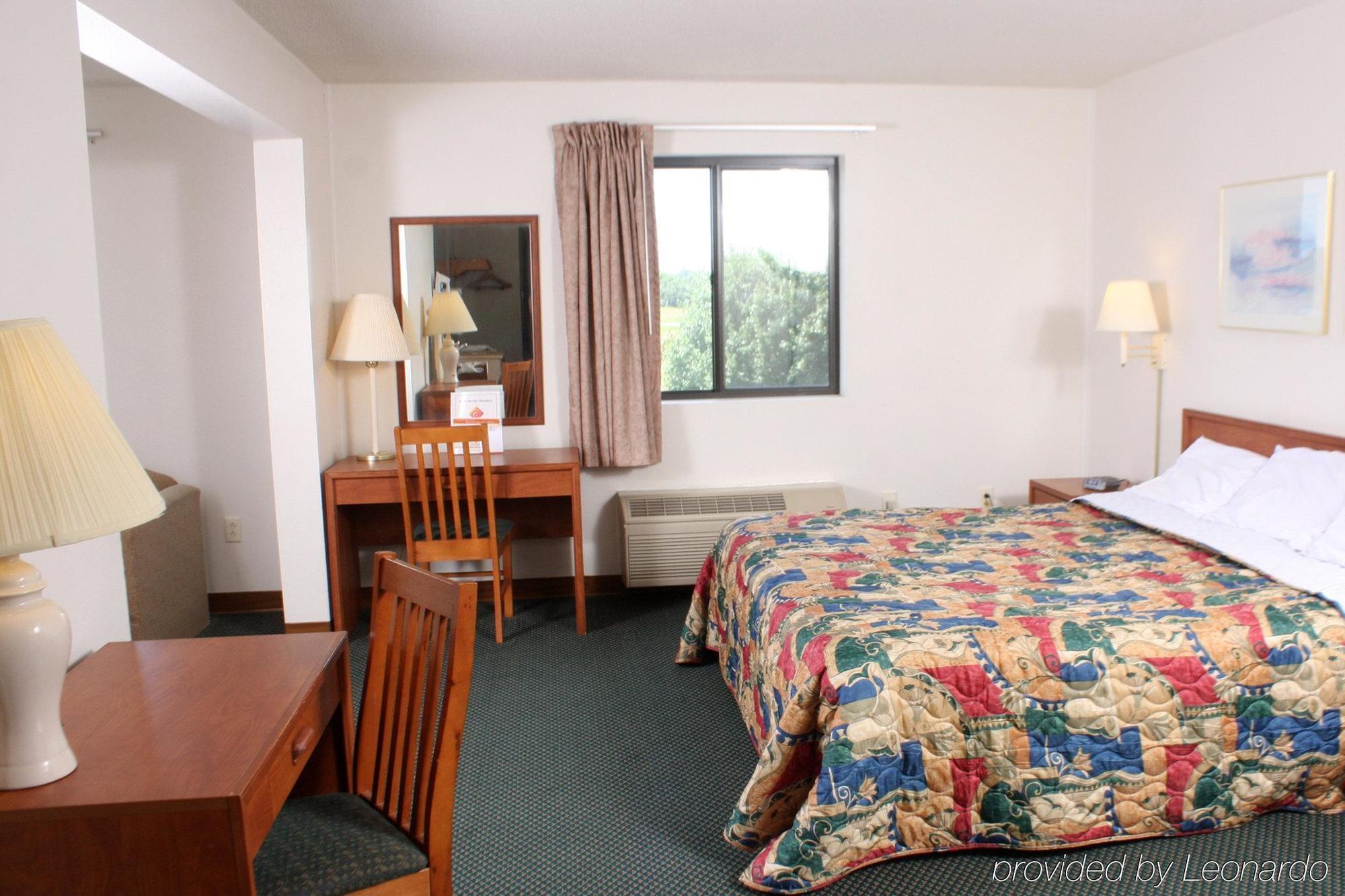 Centerstone Inn & Suites Carlyle Екстериор снимка