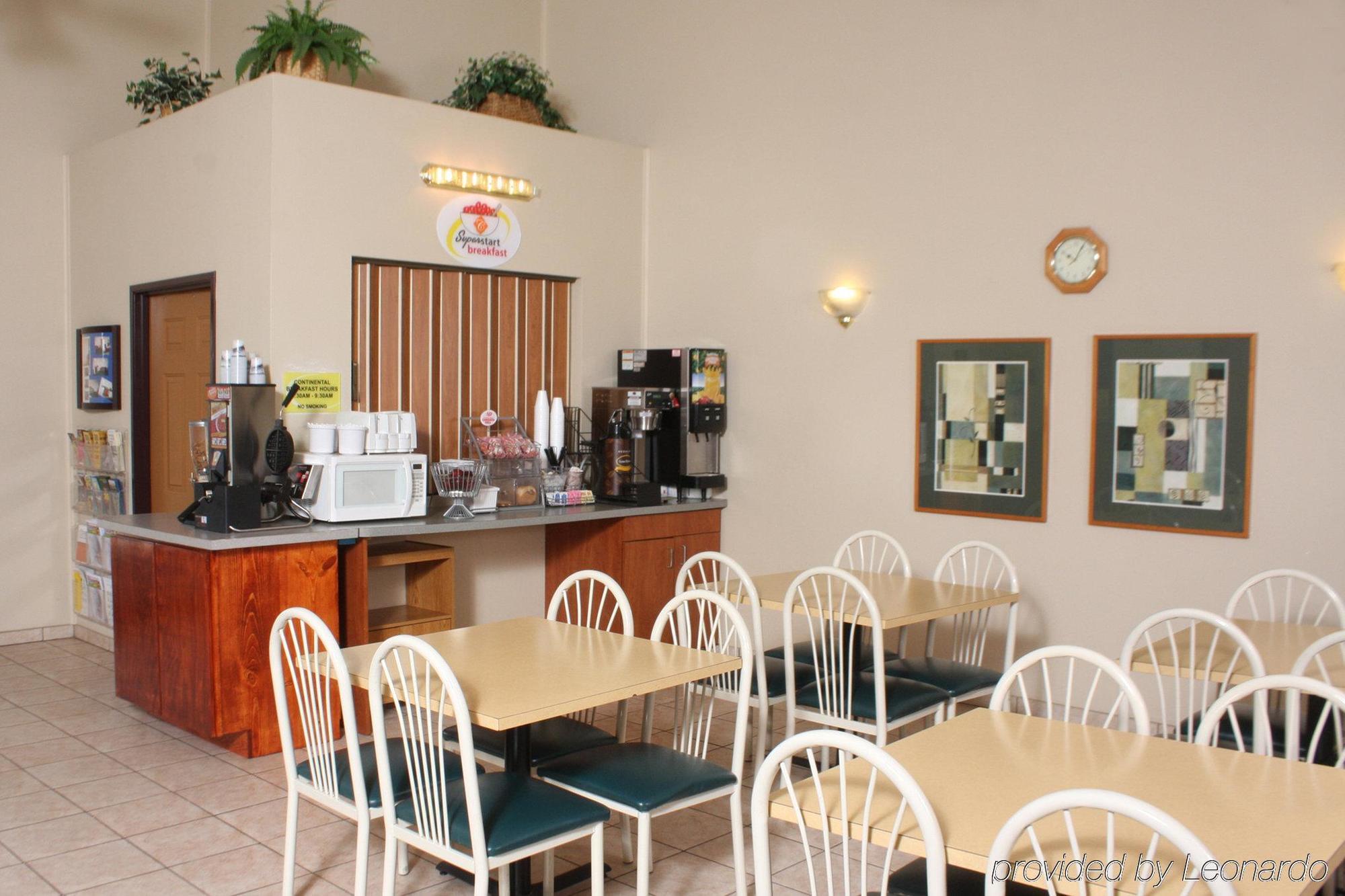 Centerstone Inn & Suites Carlyle Екстериор снимка