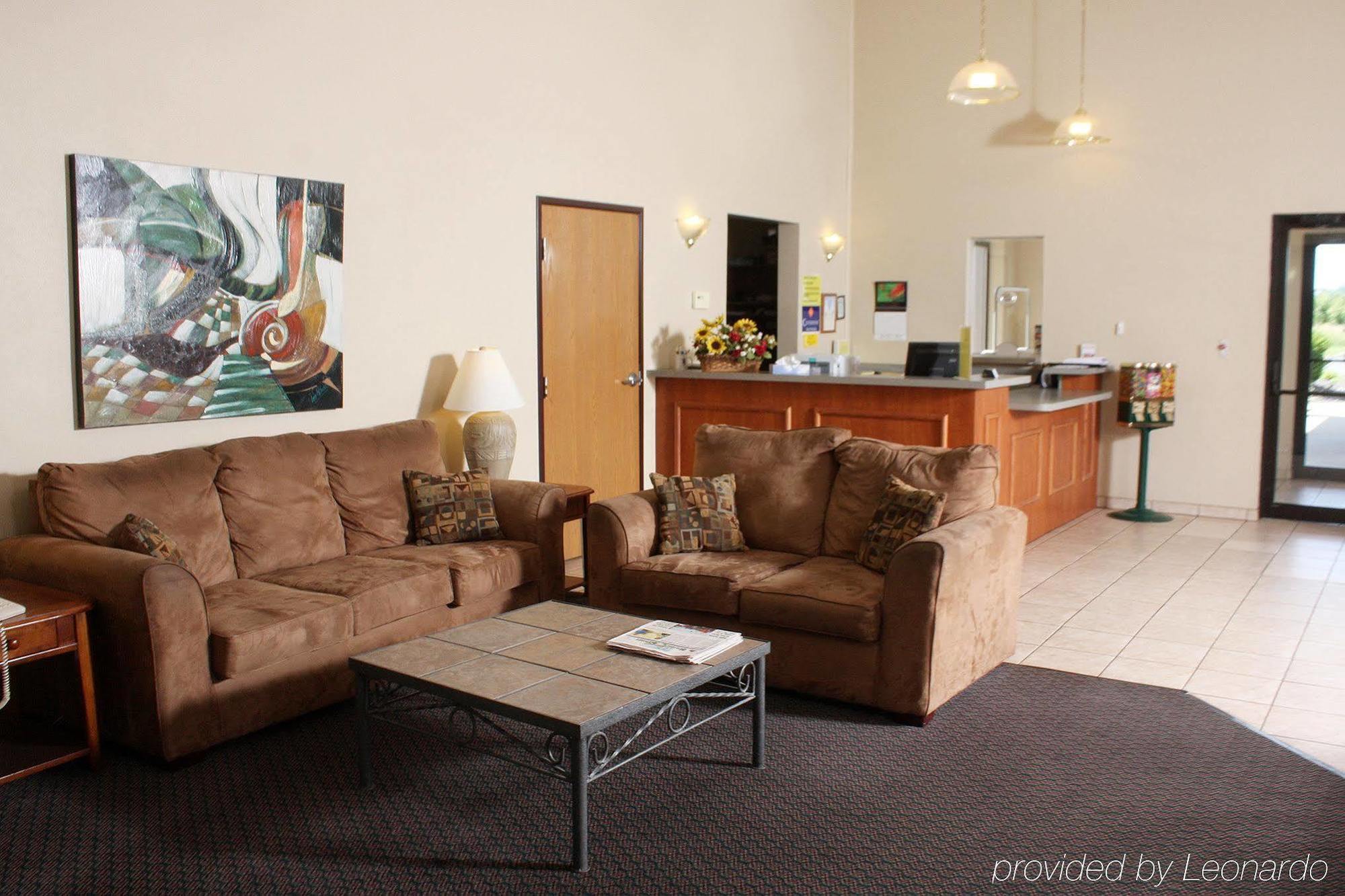 Centerstone Inn & Suites Carlyle Екстериор снимка