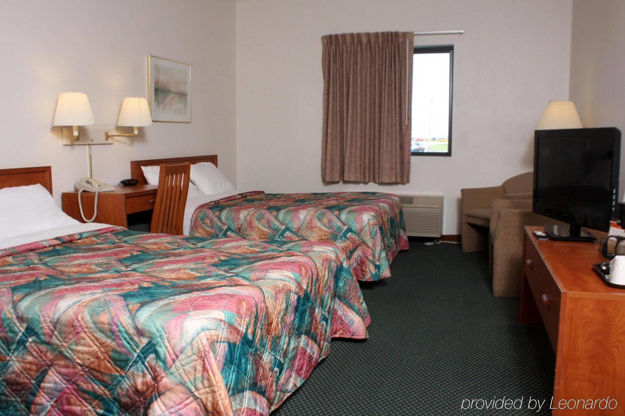 Centerstone Inn & Suites Carlyle Екстериор снимка