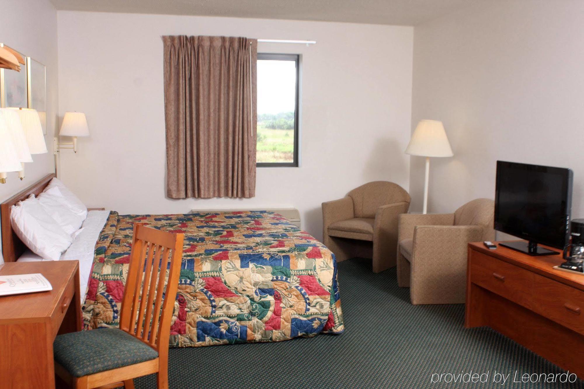 Centerstone Inn & Suites Carlyle Екстериор снимка
