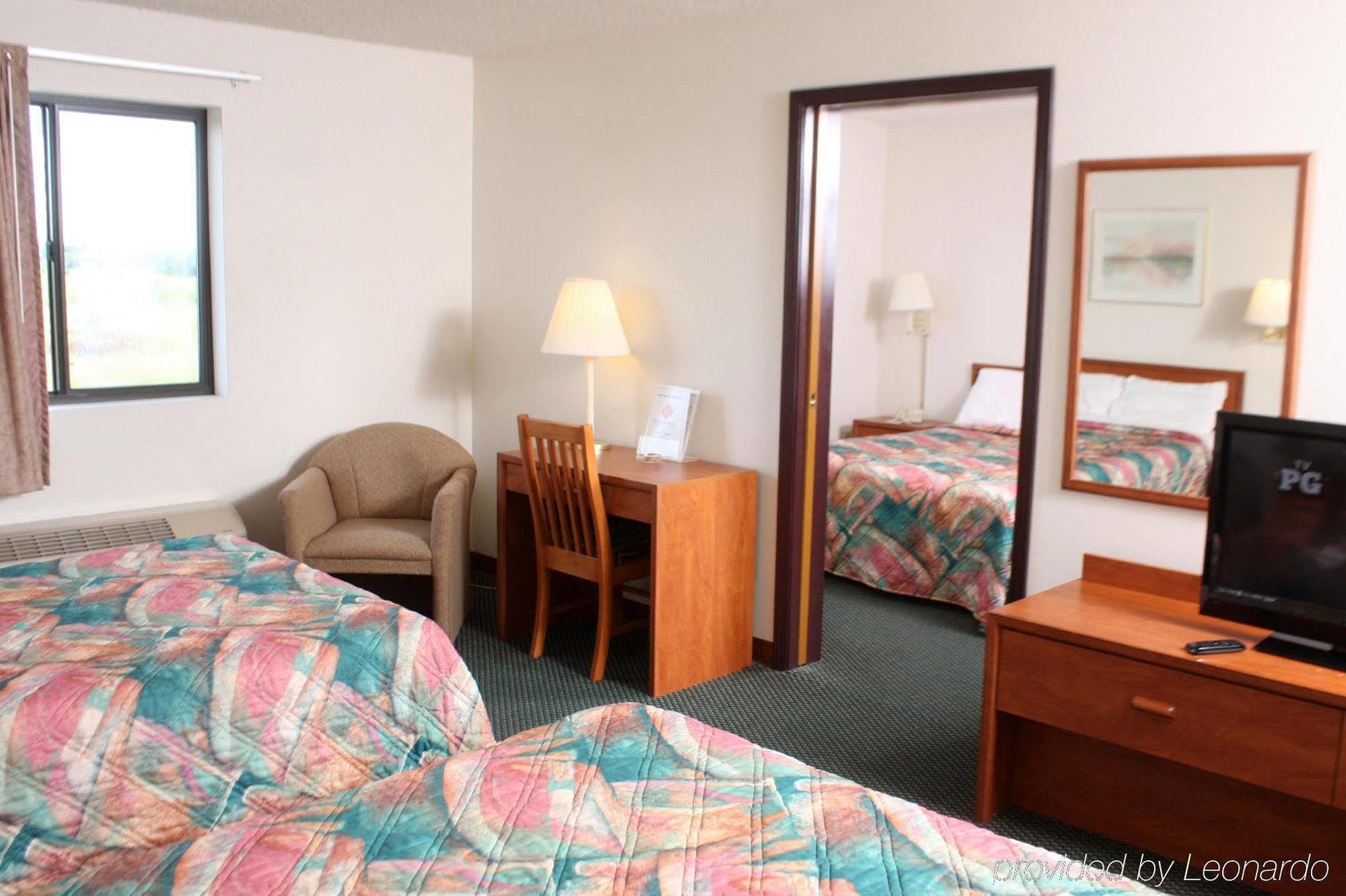 Centerstone Inn & Suites Carlyle Екстериор снимка