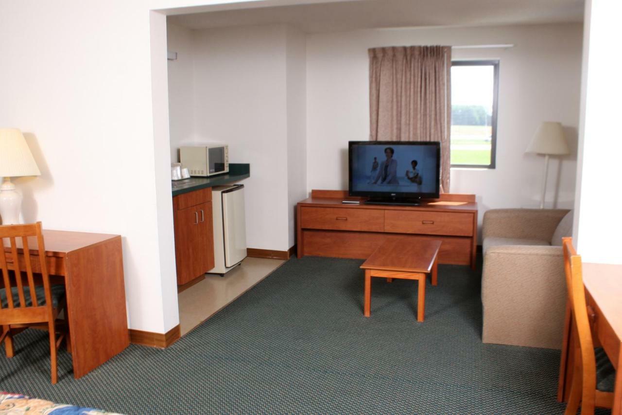 Centerstone Inn & Suites Carlyle Екстериор снимка