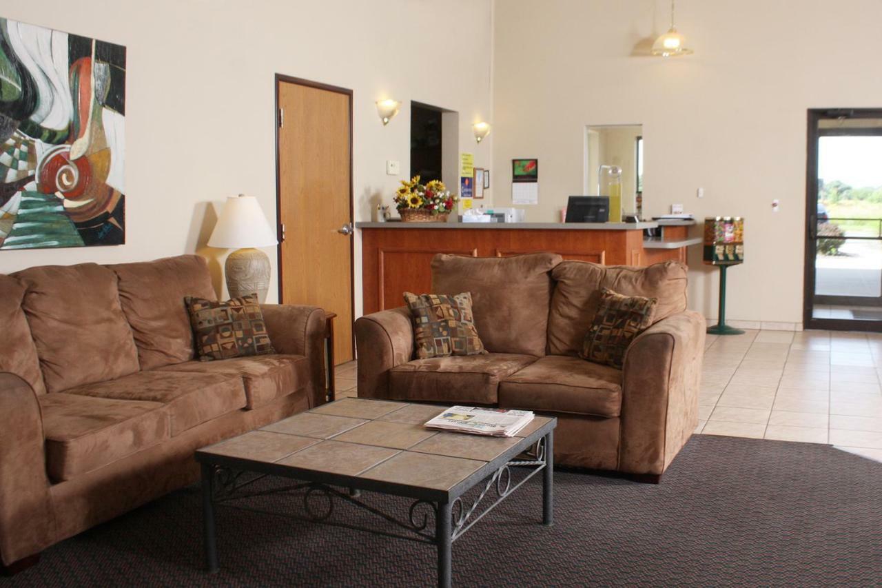 Centerstone Inn & Suites Carlyle Екстериор снимка