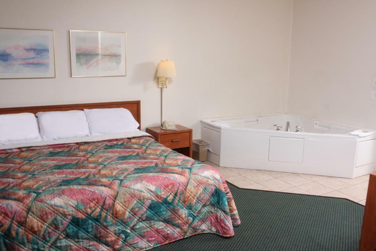 Centerstone Inn & Suites Carlyle Екстериор снимка