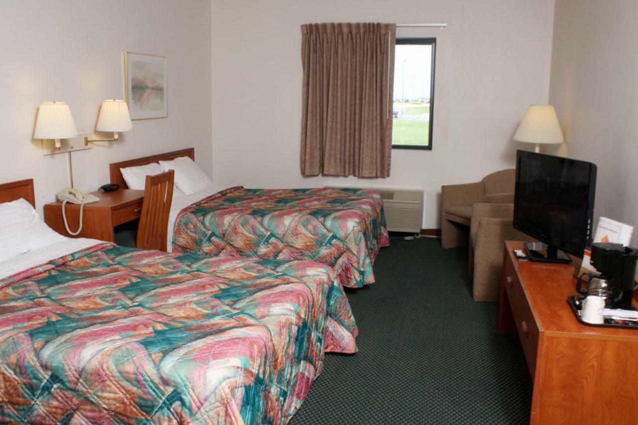 Centerstone Inn & Suites Carlyle Екстериор снимка
