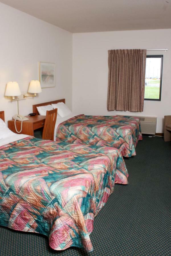 Centerstone Inn & Suites Carlyle Екстериор снимка