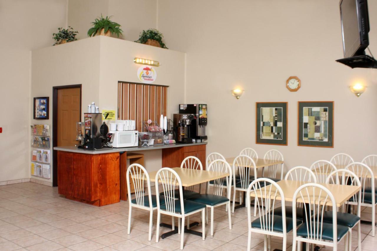 Centerstone Inn & Suites Carlyle Екстериор снимка